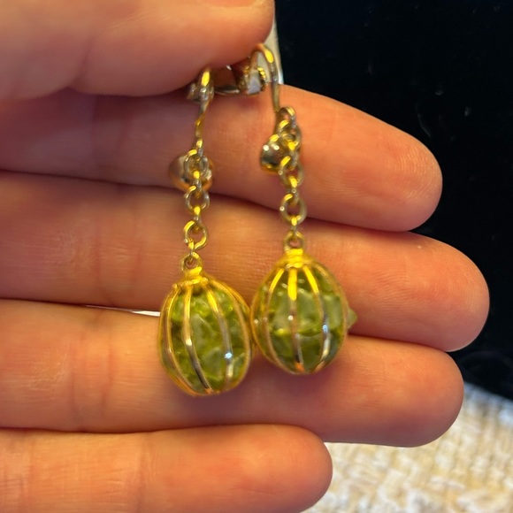 Earrings- gold tone basket with green rock chips inside- clip on, vintage - Picture 5 of 5